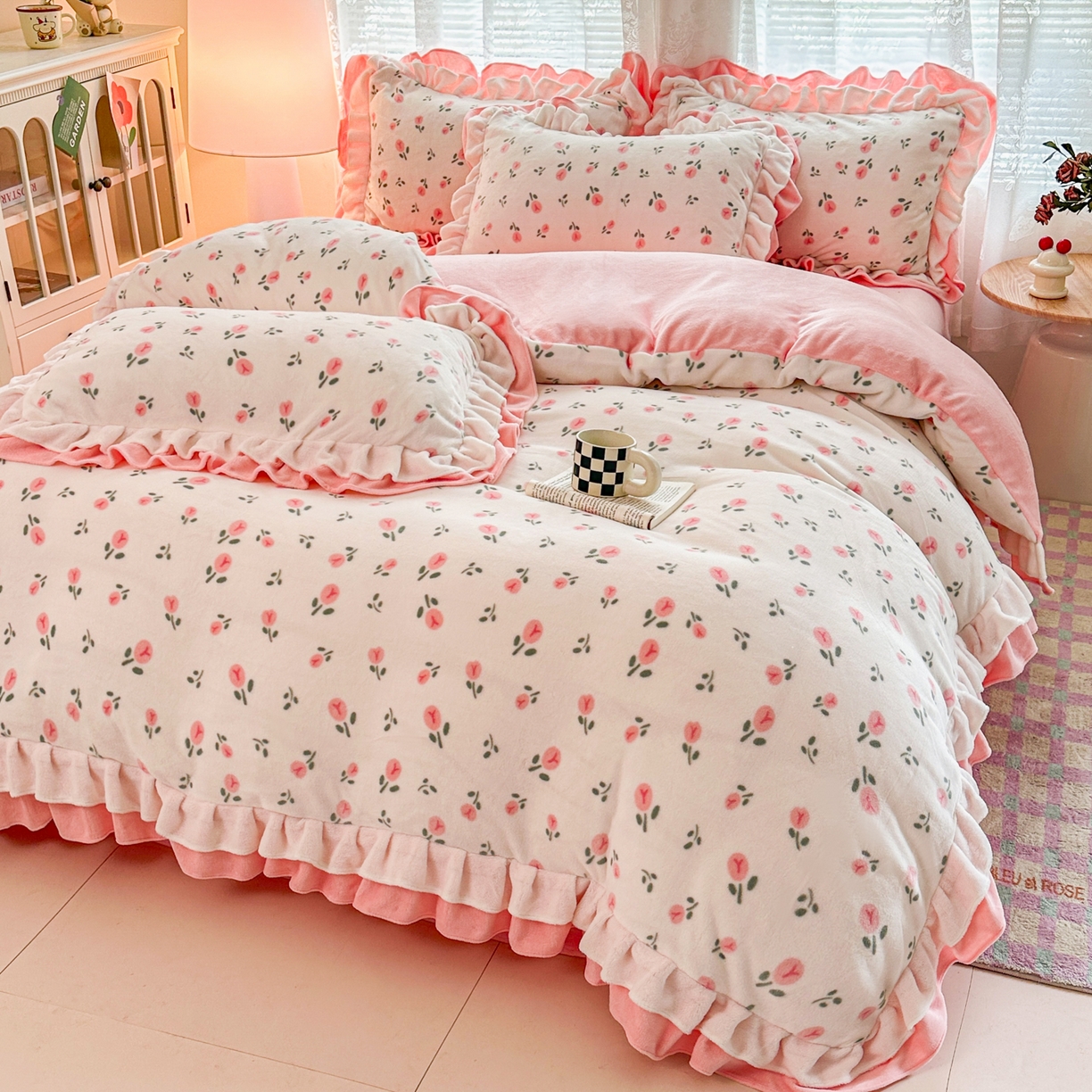 91家纺网 家纺一手货源 找家纺 安哆啦家纺 2025新款小清新双层花边款高克重牛奶绒四件套 花意