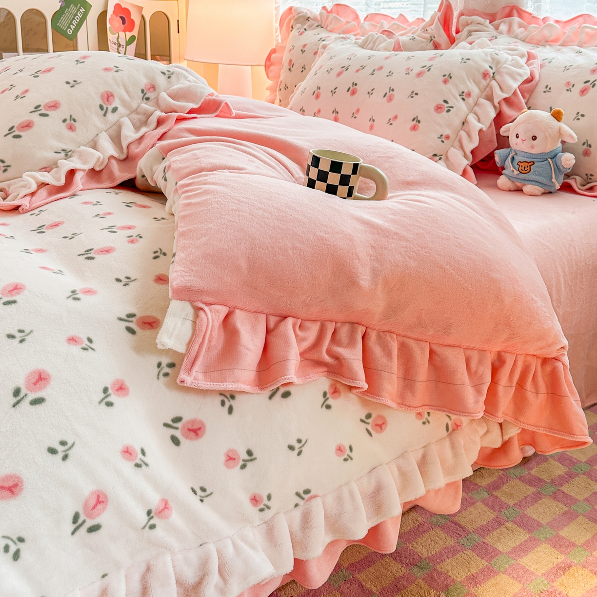 91家纺网 家纺一手货源 找家纺 安哆啦家纺 2025新款小清新双层花边款高克重牛奶绒四件套 花意