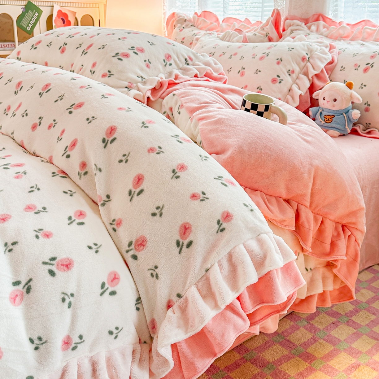 91家纺网 家纺一手货源 找家纺 安哆啦家纺 2025新款小清新双层花边款高克重牛奶绒四件套 花意