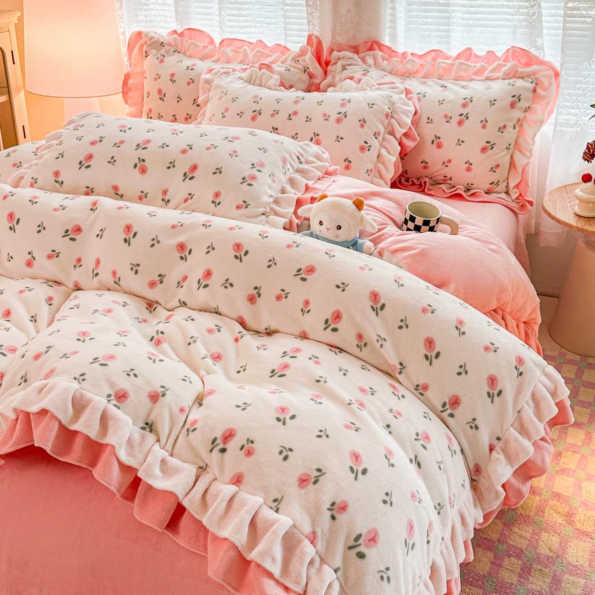 91家纺网 家纺一手货源 找家纺 安哆啦家纺 2025新款小清新双层花边款高克重牛奶绒四件套 花意