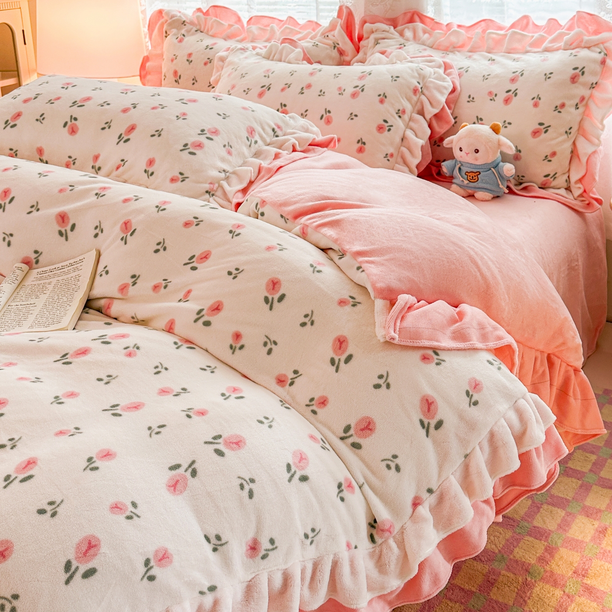 91家纺网 家纺一手货源 找家纺 安哆啦家纺 2025新款小清新双层花边款高克重牛奶绒四件套 花意