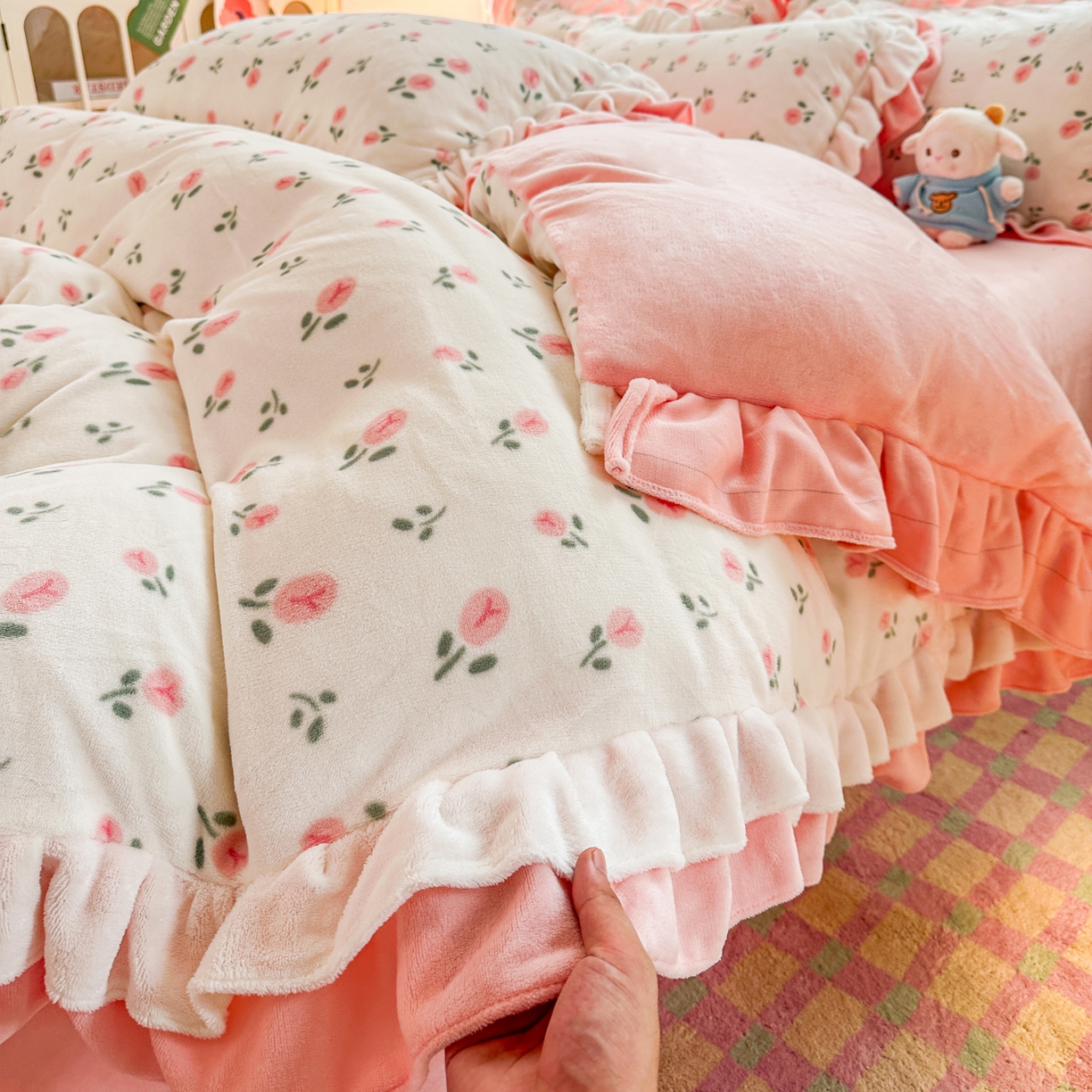 91家纺网 家纺一手货源 找家纺 安哆啦家纺 2025新款小清新双层花边款高克重牛奶绒四件套 花意