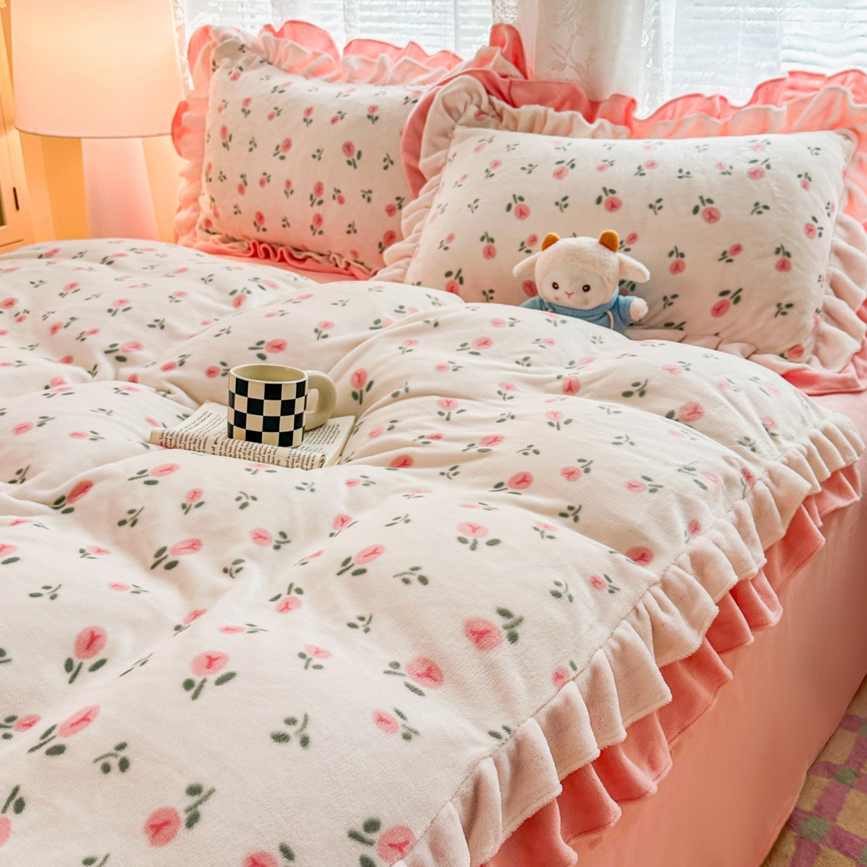 91家纺网 家纺一手货源 找家纺 安哆啦家纺 2025新款小清新双层花边款高克重牛奶绒四件套 花意