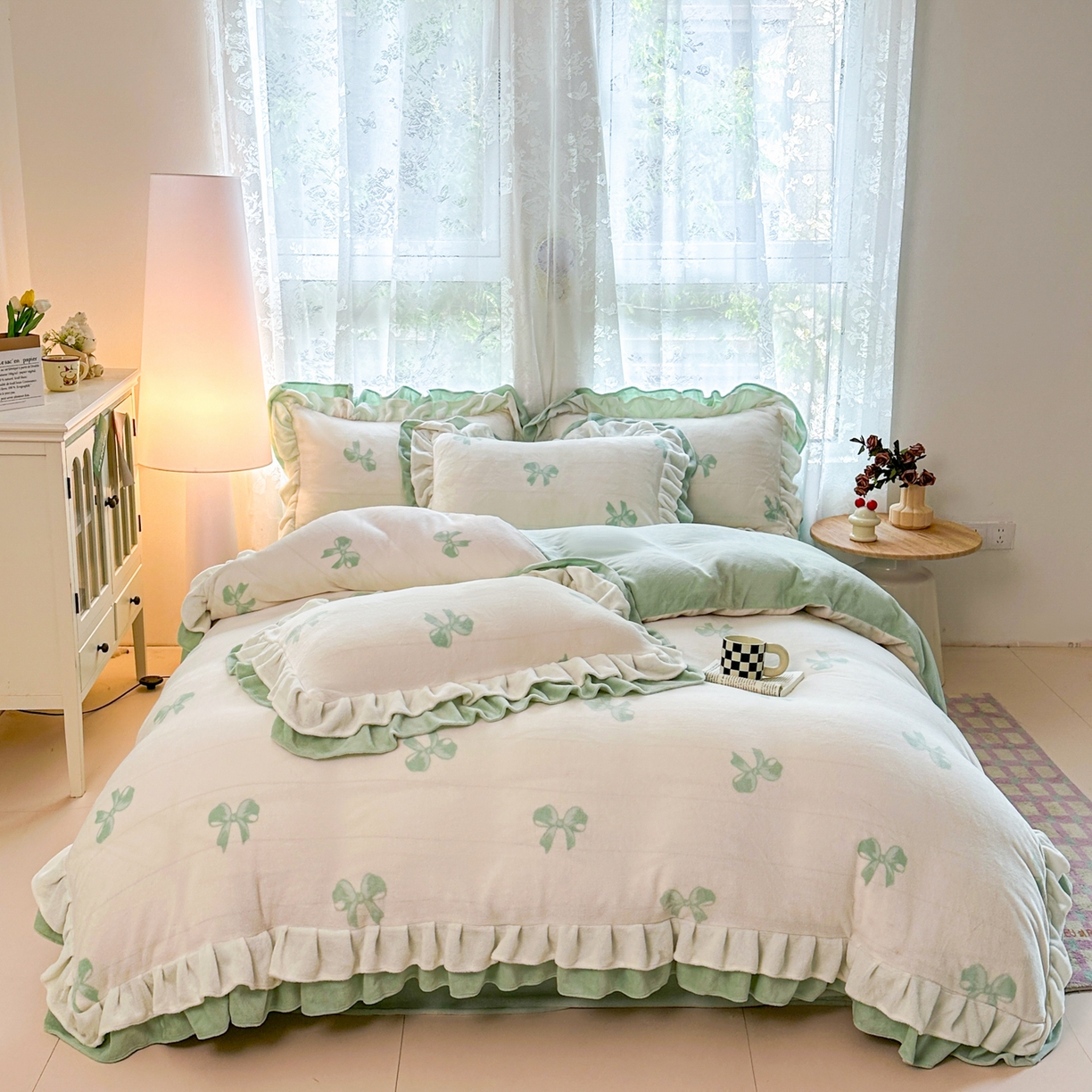 91家纺网 家纺一手货源 找家纺 安哆啦家纺 2025新款小清新双层花边款高克重牛奶绒四件套 绿色蝴蝶结