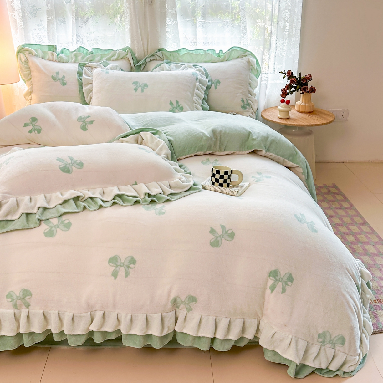 91家纺网 家纺一手货源 找家纺 安哆啦家纺 2025新款小清新双层花边款高克重牛奶绒四件套 绿色蝴蝶结