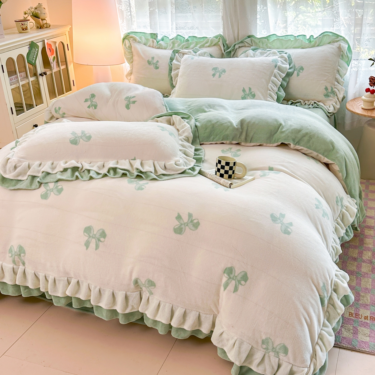 91家纺网 家纺一手货源 找家纺 安哆啦家纺 2025新款小清新双层花边款高克重牛奶绒四件套 绿色蝴蝶结