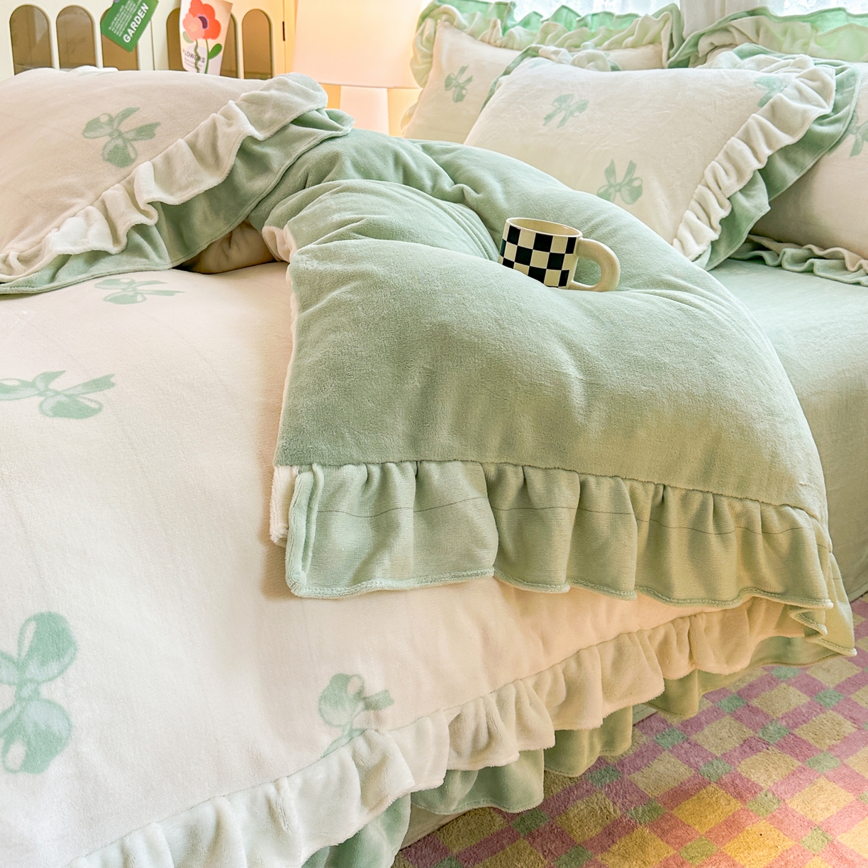 91家纺网 家纺一手货源 找家纺 安哆啦家纺 2025新款小清新双层花边款高克重牛奶绒四件套 绿色蝴蝶结