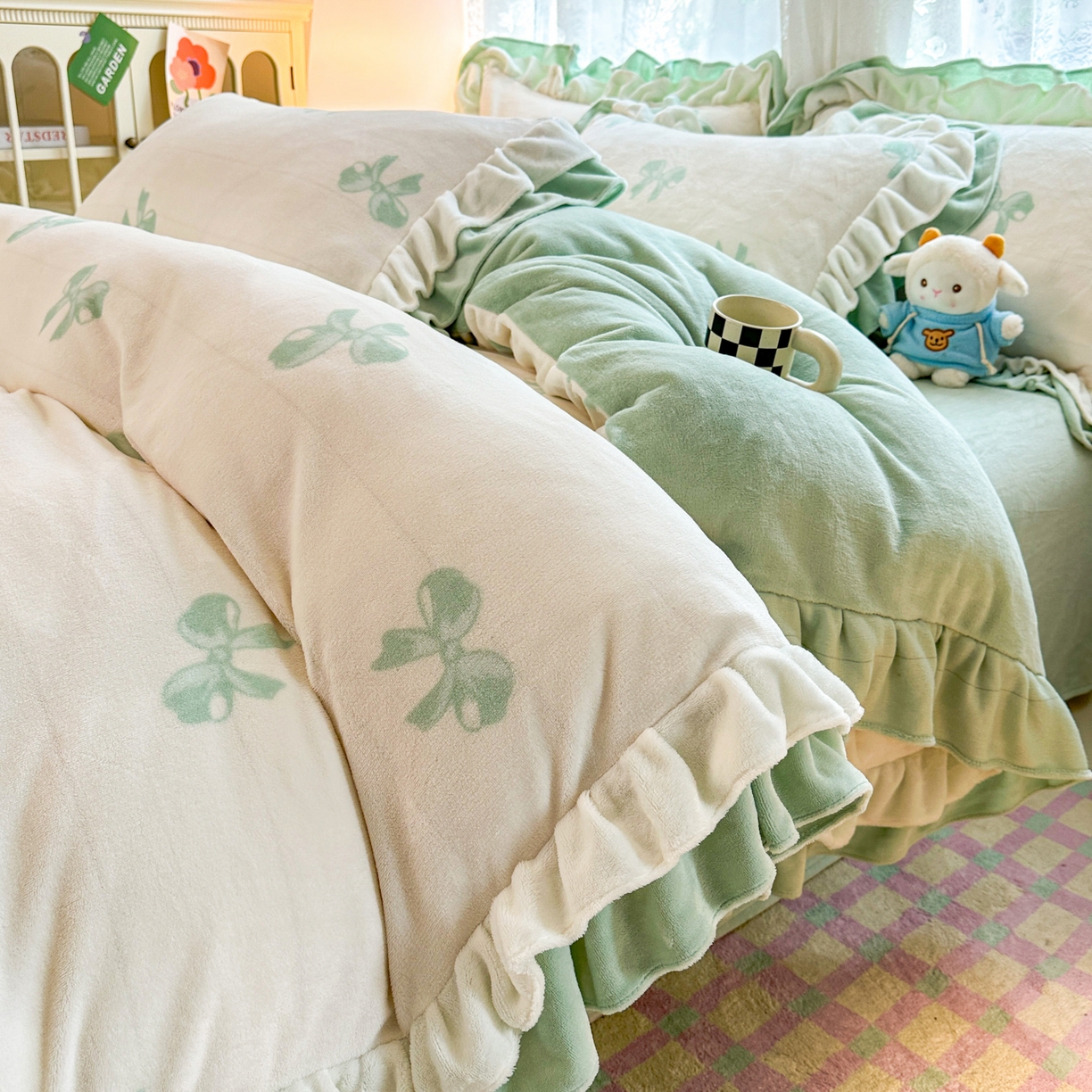 91家纺网 家纺一手货源 找家纺 安哆啦家纺 2025新款小清新双层花边款高克重牛奶绒四件套 绿色蝴蝶结