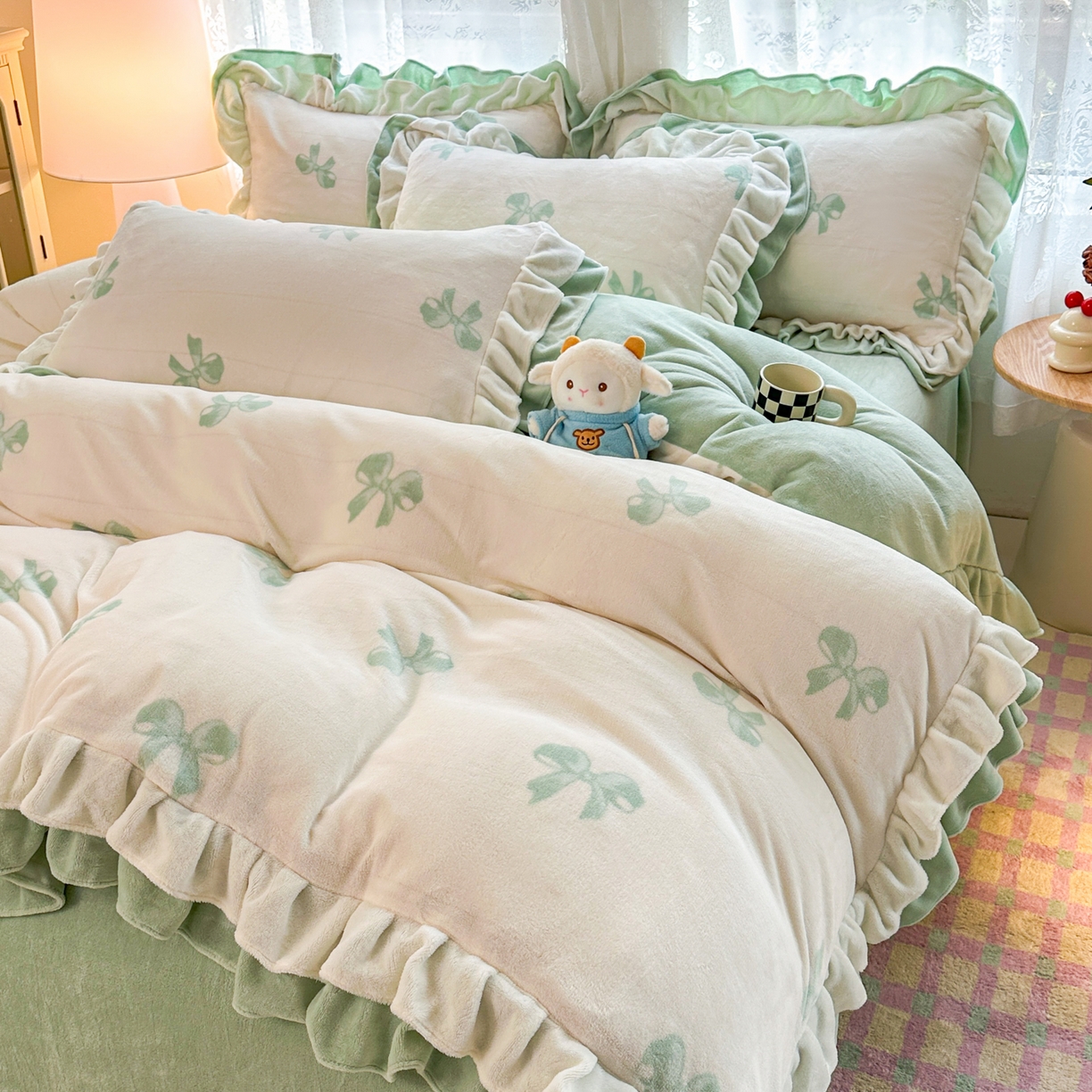 91家纺网 家纺一手货源 找家纺 安哆啦家纺 2025新款小清新双层花边款高克重牛奶绒四件套 绿色蝴蝶结
