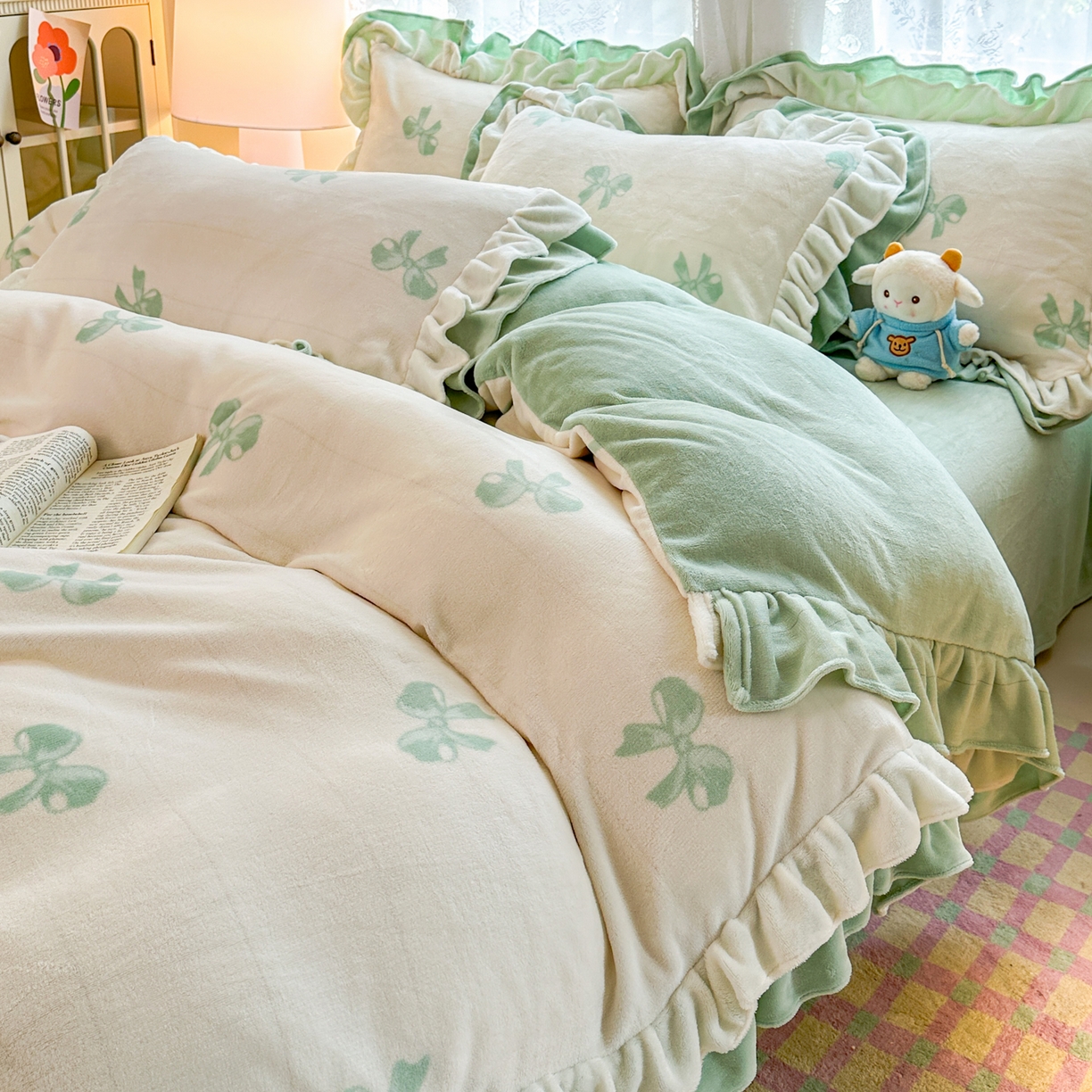 91家纺网 家纺一手货源 找家纺 安哆啦家纺 2025新款小清新双层花边款高克重牛奶绒四件套 绿色蝴蝶结