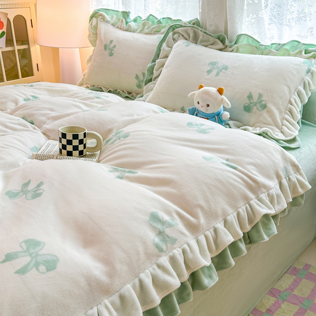 91家纺网 家纺一手货源 找家纺 安哆啦家纺 2025新款小清新双层花边款高克重牛奶绒四件套 绿色蝴蝶结
