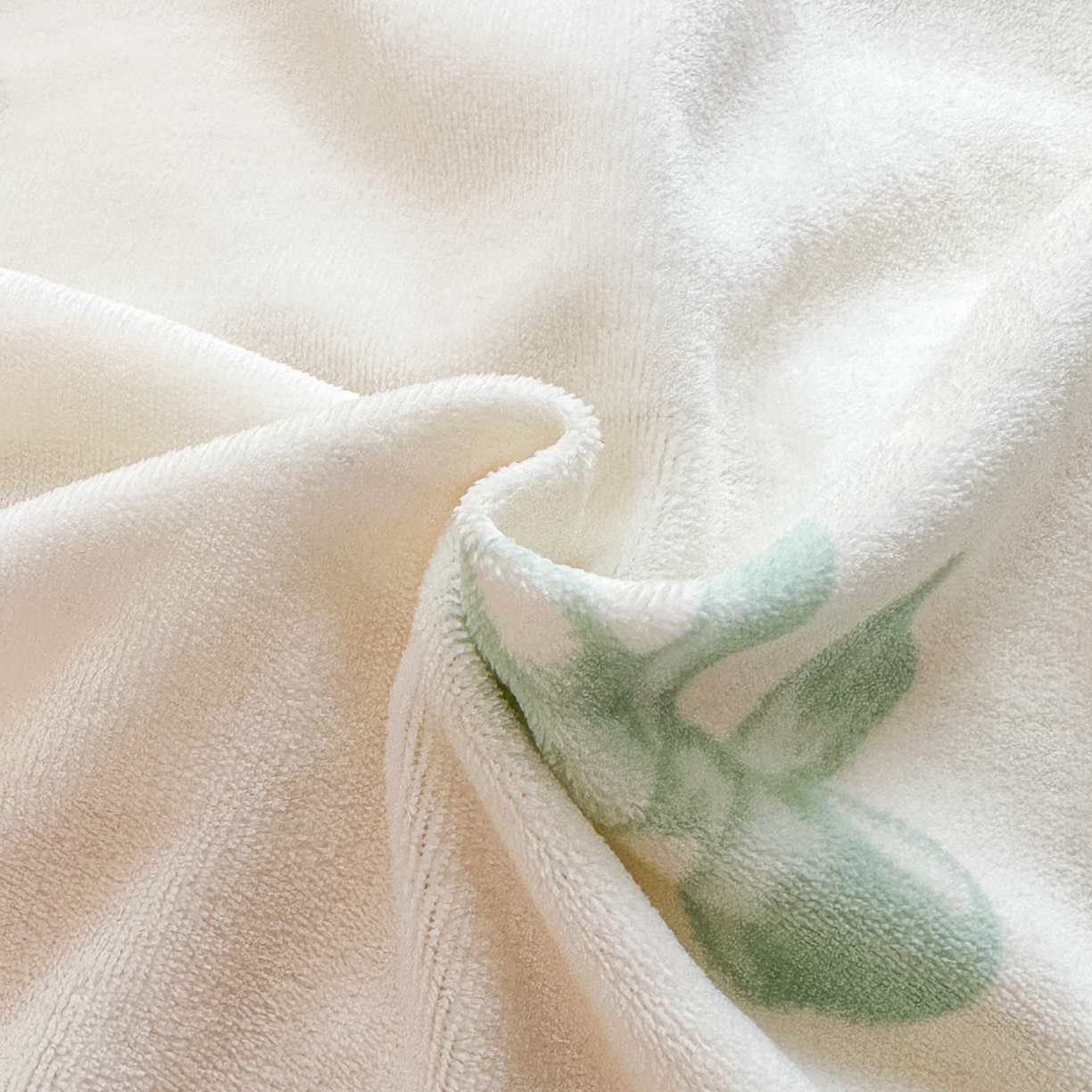 91家纺网 家纺一手货源 找家纺 安哆啦家纺 2025新款小清新双层花边款高克重牛奶绒四件套 绿色蝴蝶结