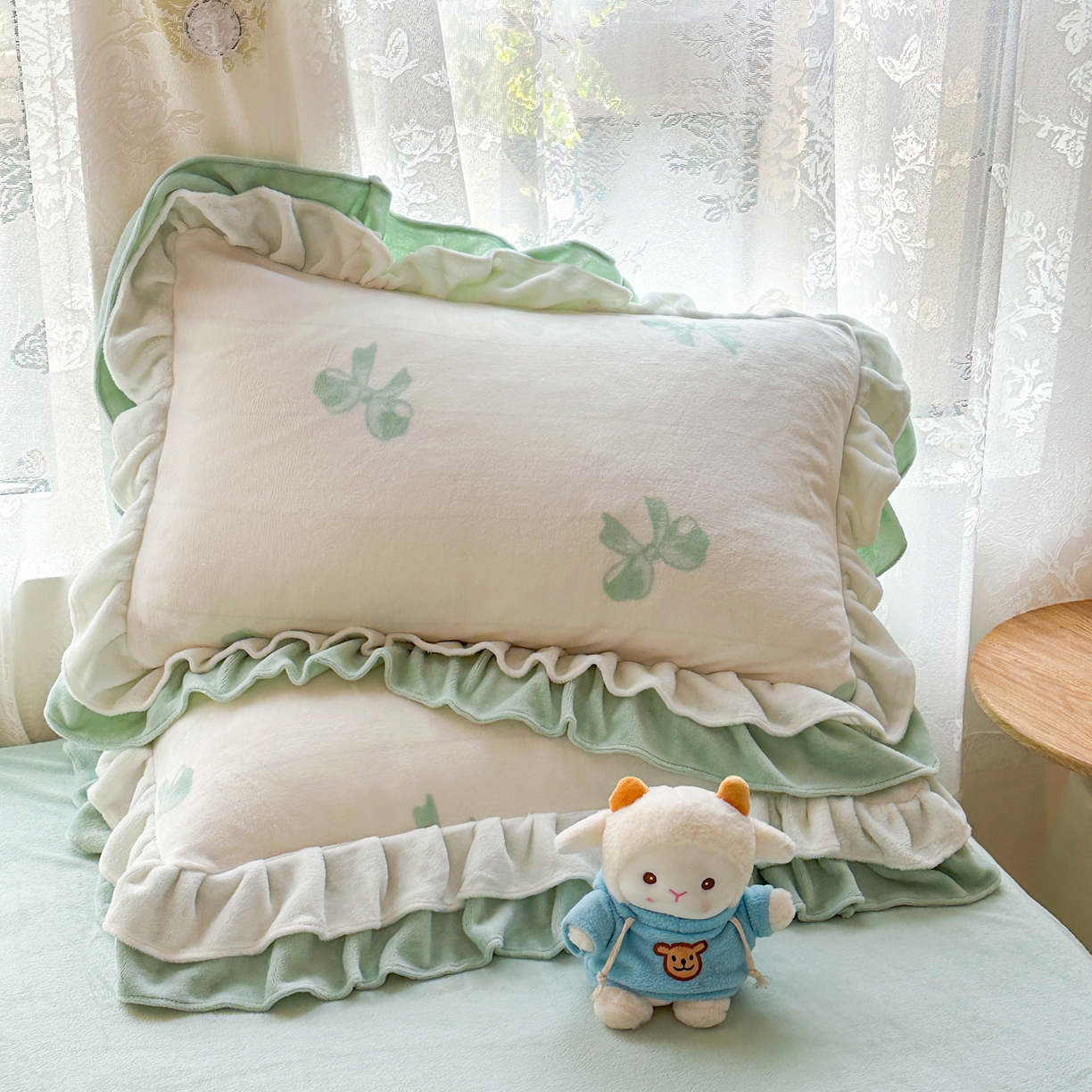 91家纺网 家纺一手货源 找家纺 安哆啦家纺 2025新款小清新双层花边款高克重牛奶绒四件套 绿色蝴蝶结