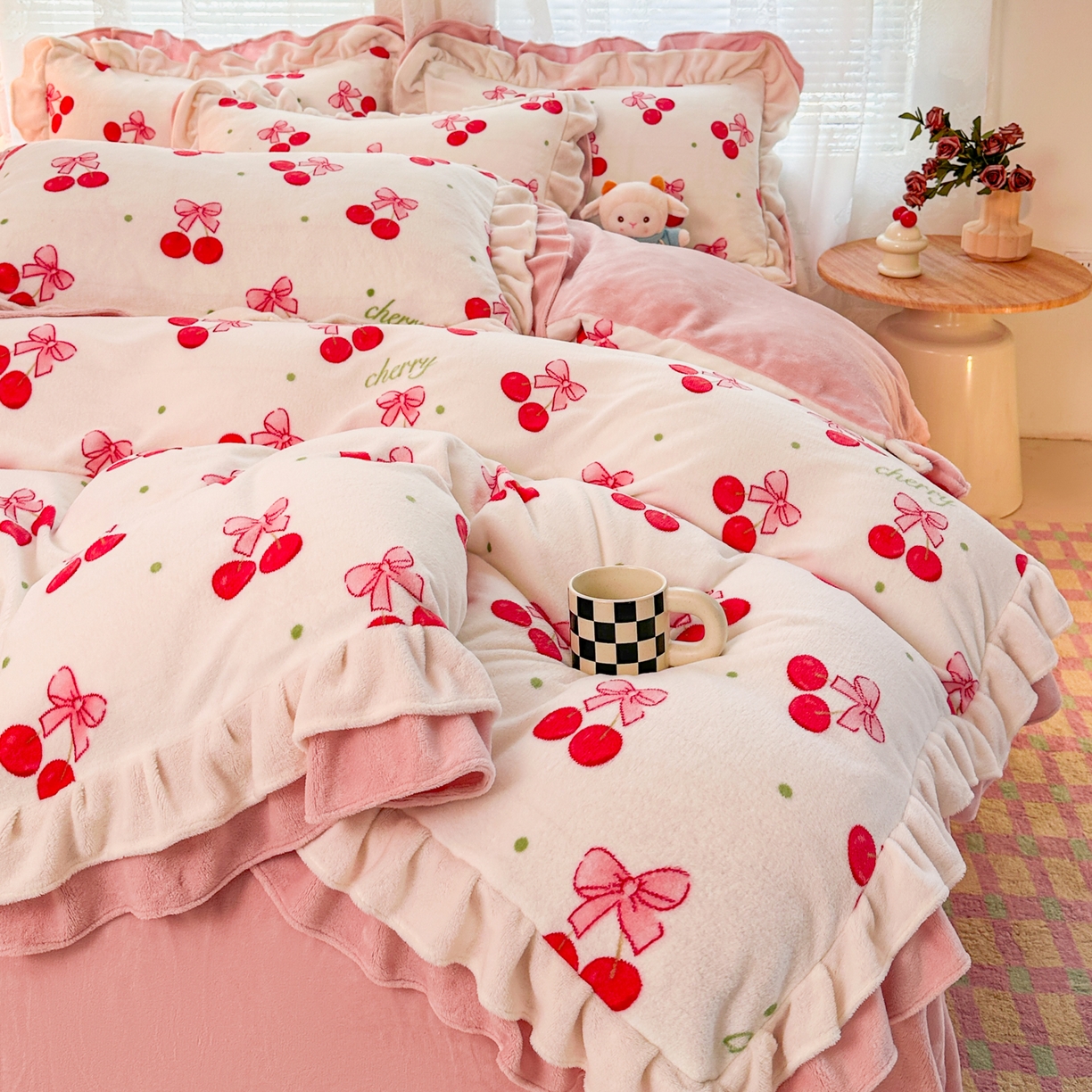 安哆啦家纺 2025新款小清新双层花边款高克重牛奶绒四件套 美味樱桃
