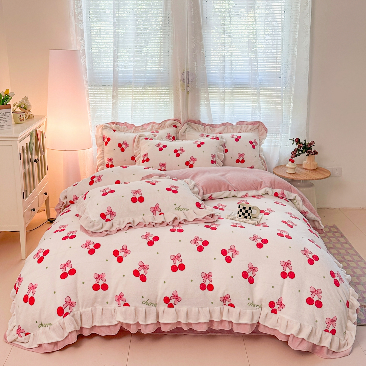 91家纺网 家纺一手货源 找家纺 安哆啦家纺 2025新款小清新双层花边款高克重牛奶绒四件套 美味樱桃