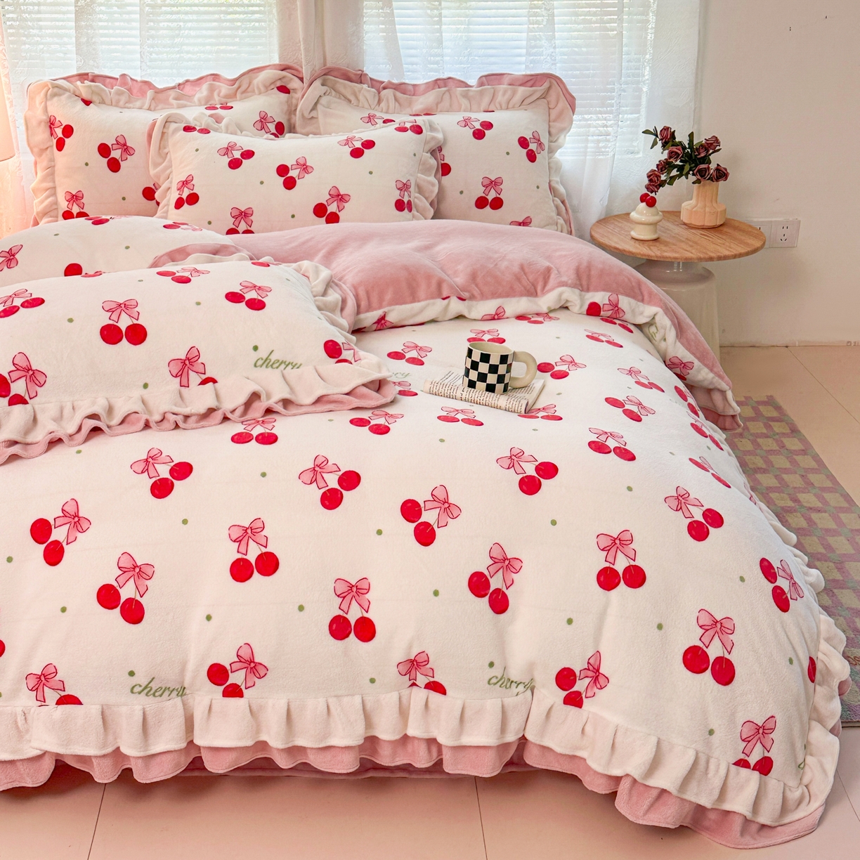 91家纺网 家纺一手货源 找家纺 安哆啦家纺 2025新款小清新双层花边款高克重牛奶绒四件套 美味樱桃