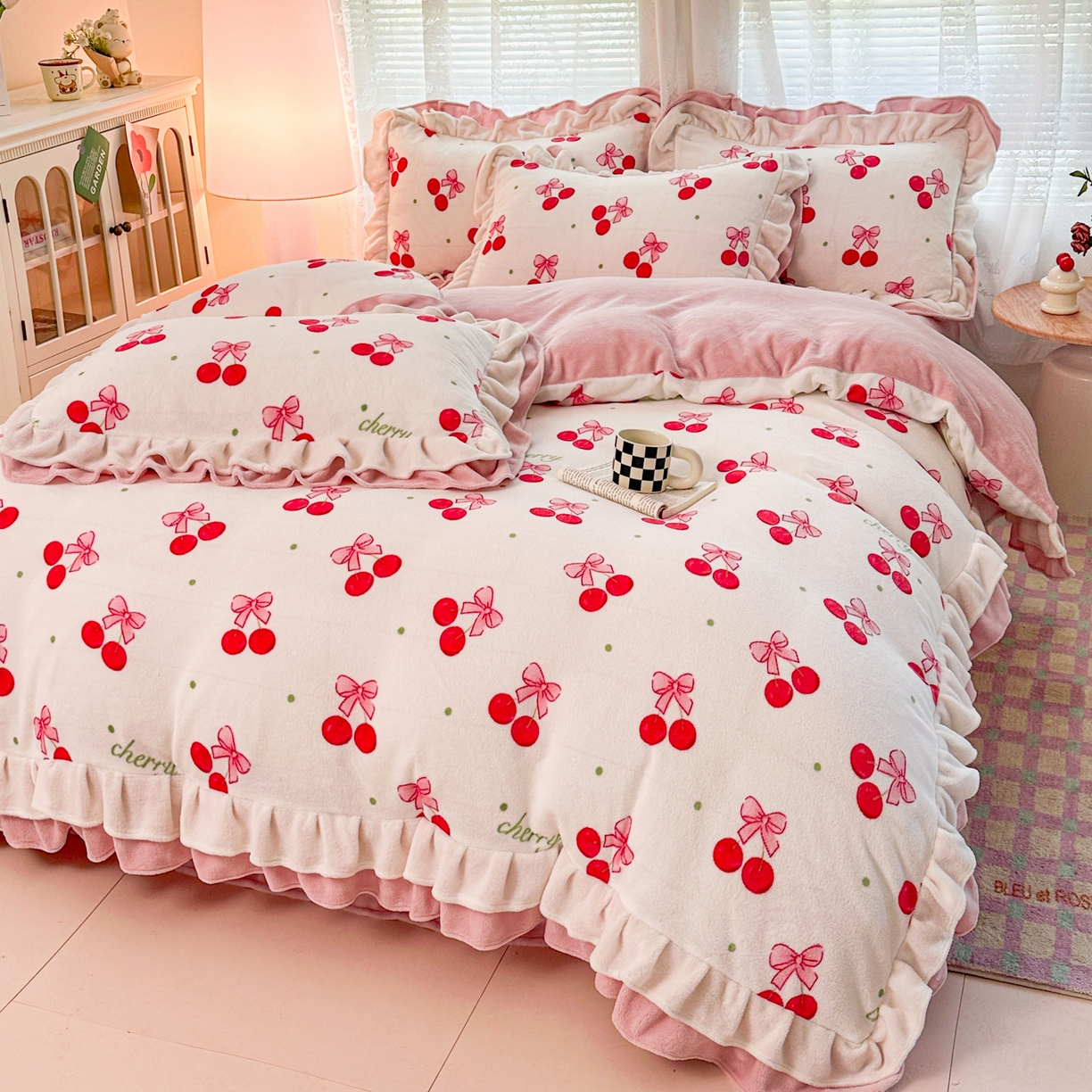 91家纺网 家纺一手货源 找家纺 安哆啦家纺 2025新款小清新双层花边款高克重牛奶绒四件套 美味樱桃