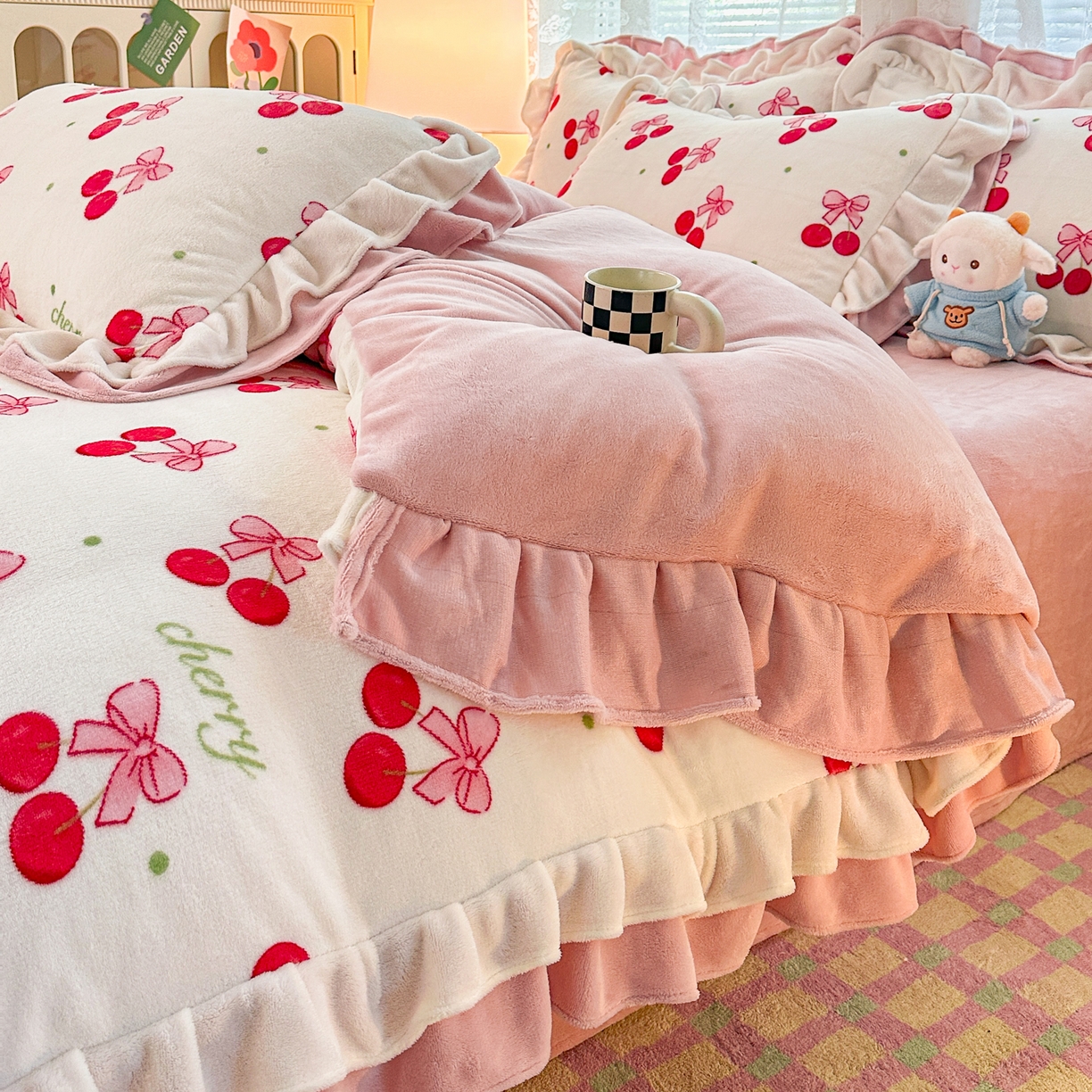 91家纺网 家纺一手货源 找家纺 安哆啦家纺 2025新款小清新双层花边款高克重牛奶绒四件套 美味樱桃