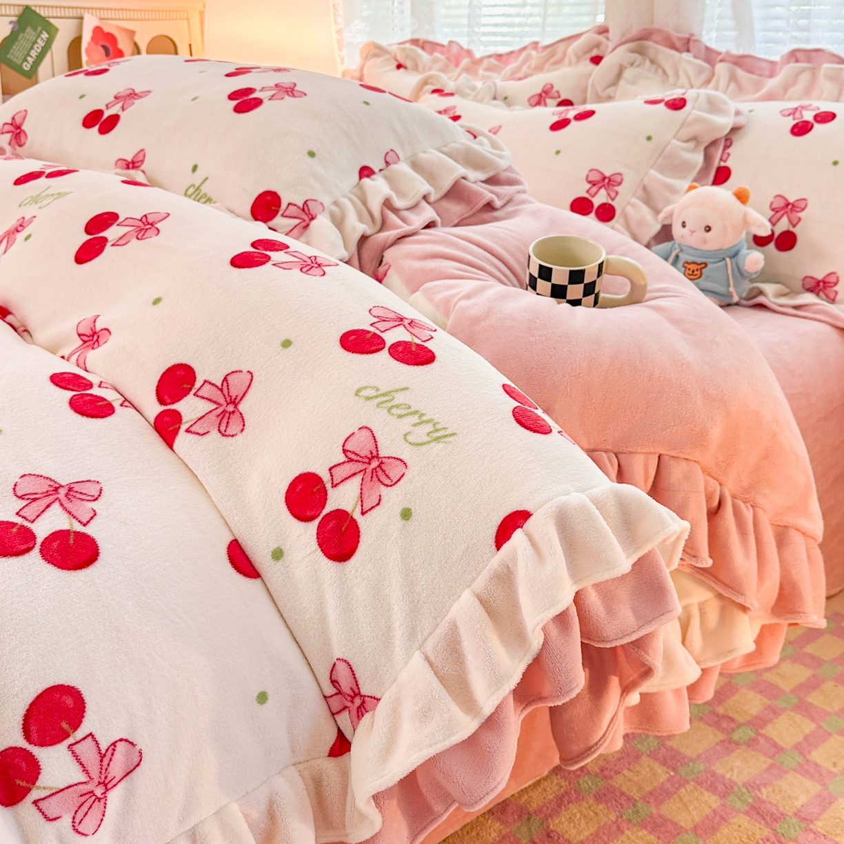 91家纺网 家纺一手货源 找家纺 安哆啦家纺 2025新款小清新双层花边款高克重牛奶绒四件套 美味樱桃