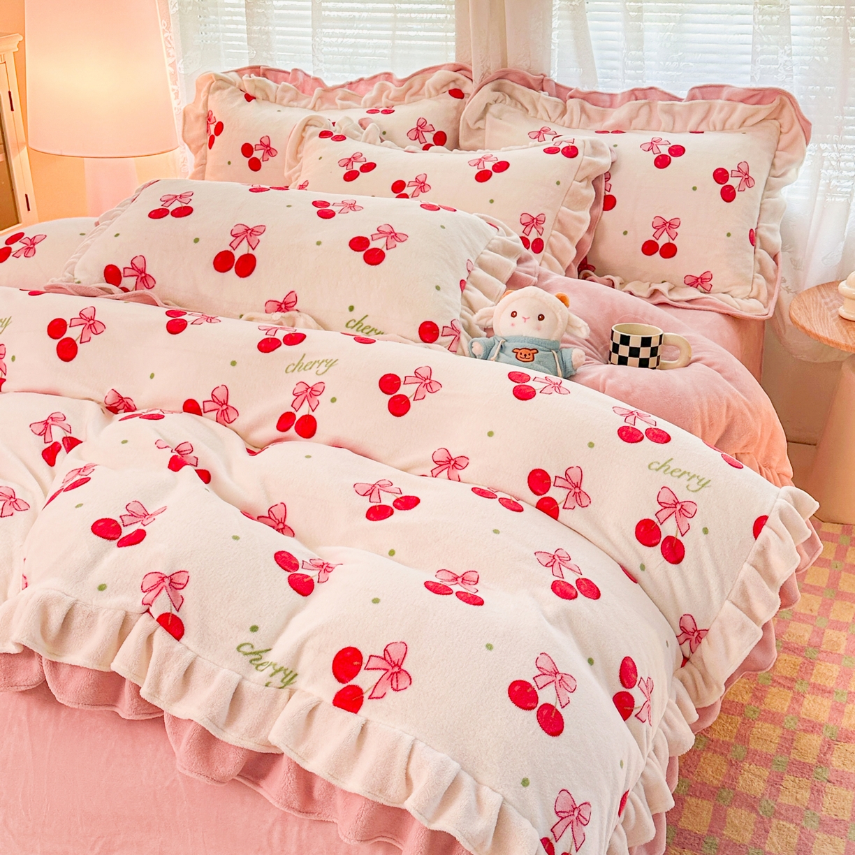 91家纺网 家纺一手货源 找家纺 安哆啦家纺 2025新款小清新双层花边款高克重牛奶绒四件套 美味樱桃