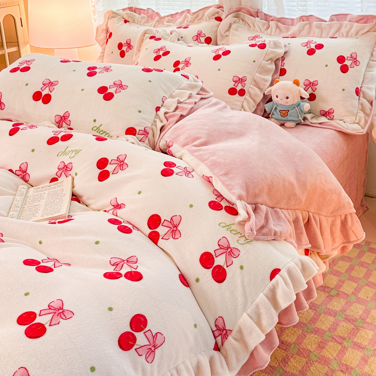 91家纺网 家纺一手货源 找家纺 安哆啦家纺 2025新款小清新双层花边款高克重牛奶绒四件套 美味樱桃