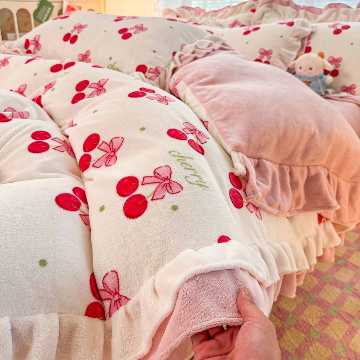 91家纺网 家纺一手货源 找家纺 安哆啦家纺 2025新款小清新双层花边款高克重牛奶绒四件套 美味樱桃