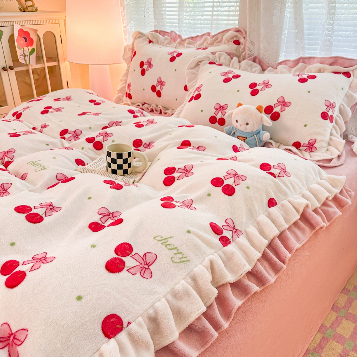 91家纺网 家纺一手货源 找家纺 安哆啦家纺 2025新款小清新双层花边款高克重牛奶绒四件套 美味樱桃