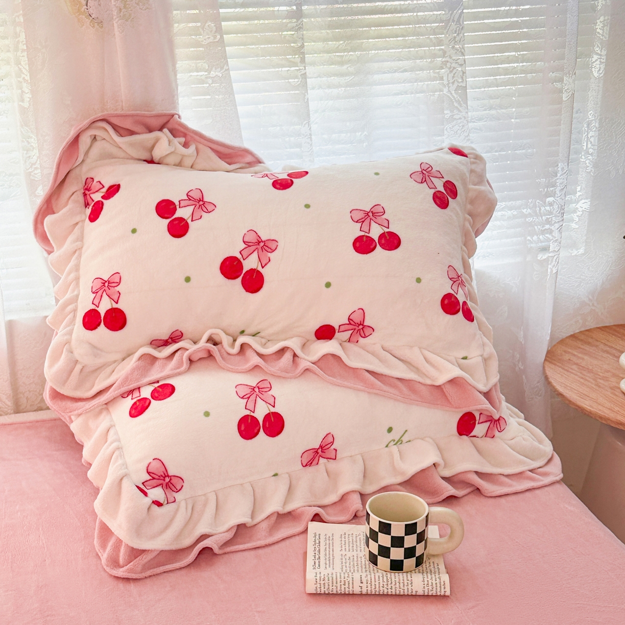 91家纺网 家纺一手货源 找家纺 安哆啦家纺 2025新款小清新双层花边款高克重牛奶绒四件套 美味樱桃