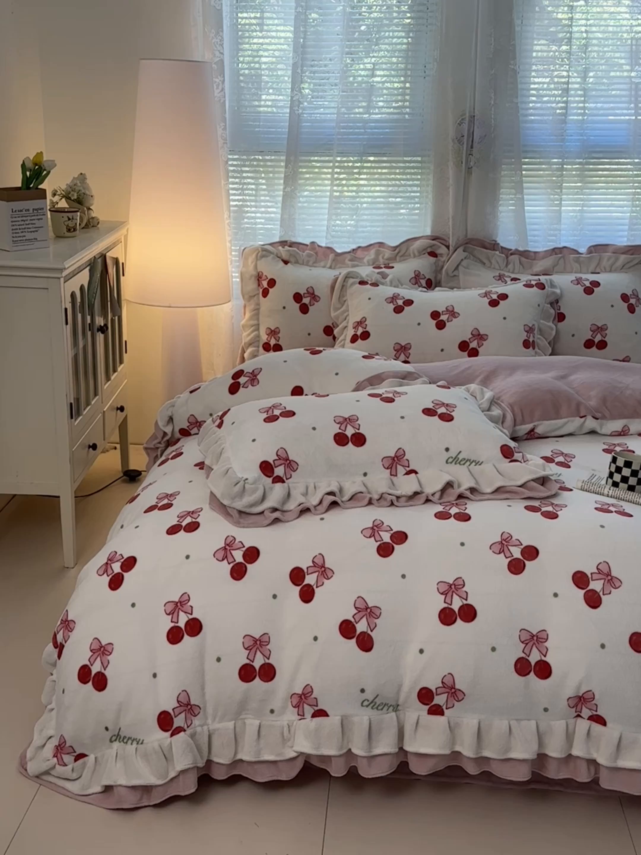 91家纺网 家纺一手货源 找家纺 安哆啦家纺 2025新款小清新双层花边款高克重牛奶绒四件套 美味樱桃