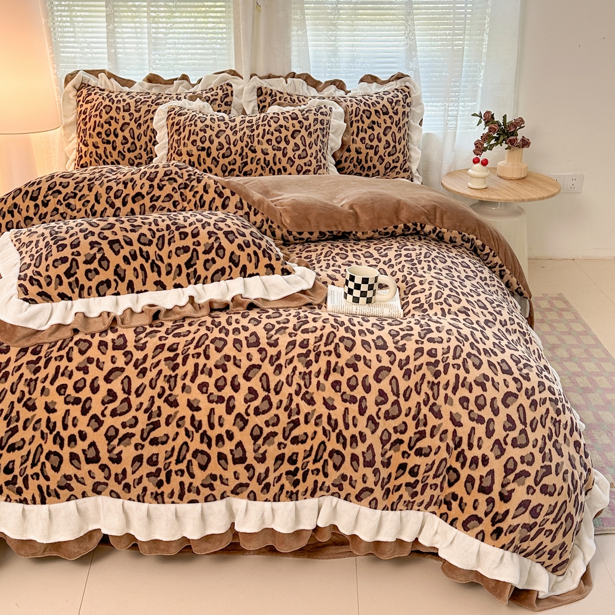 91家纺网 家纺一手货源 找家纺 安哆啦家纺 2025新款小清新双层花边款高克重牛奶绒四件套 时尚豹纹