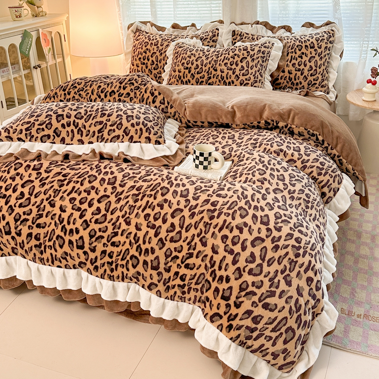 91家纺网 家纺一手货源 找家纺 安哆啦家纺 2025新款小清新双层花边款高克重牛奶绒四件套 时尚豹纹