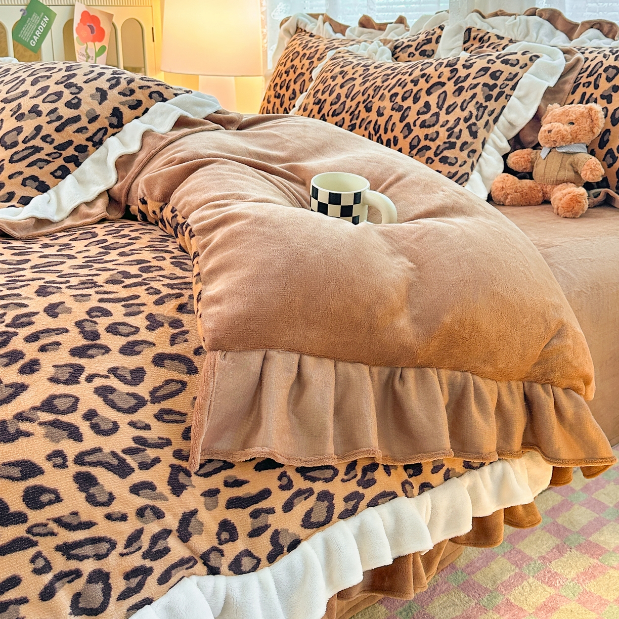 91家纺网 家纺一手货源 找家纺 安哆啦家纺 2025新款小清新双层花边款高克重牛奶绒四件套 时尚豹纹