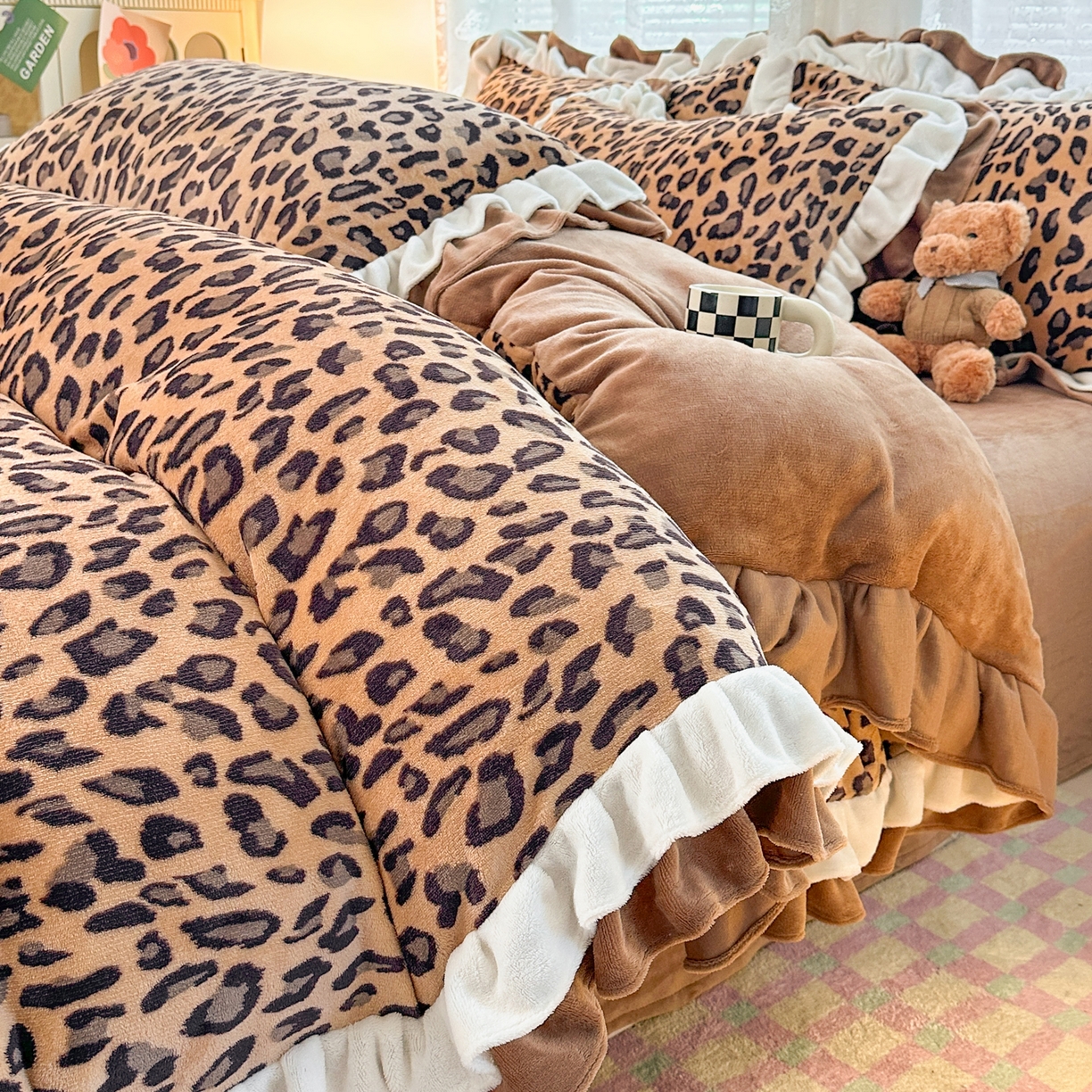 91家纺网 家纺一手货源 找家纺 安哆啦家纺 2025新款小清新双层花边款高克重牛奶绒四件套 时尚豹纹