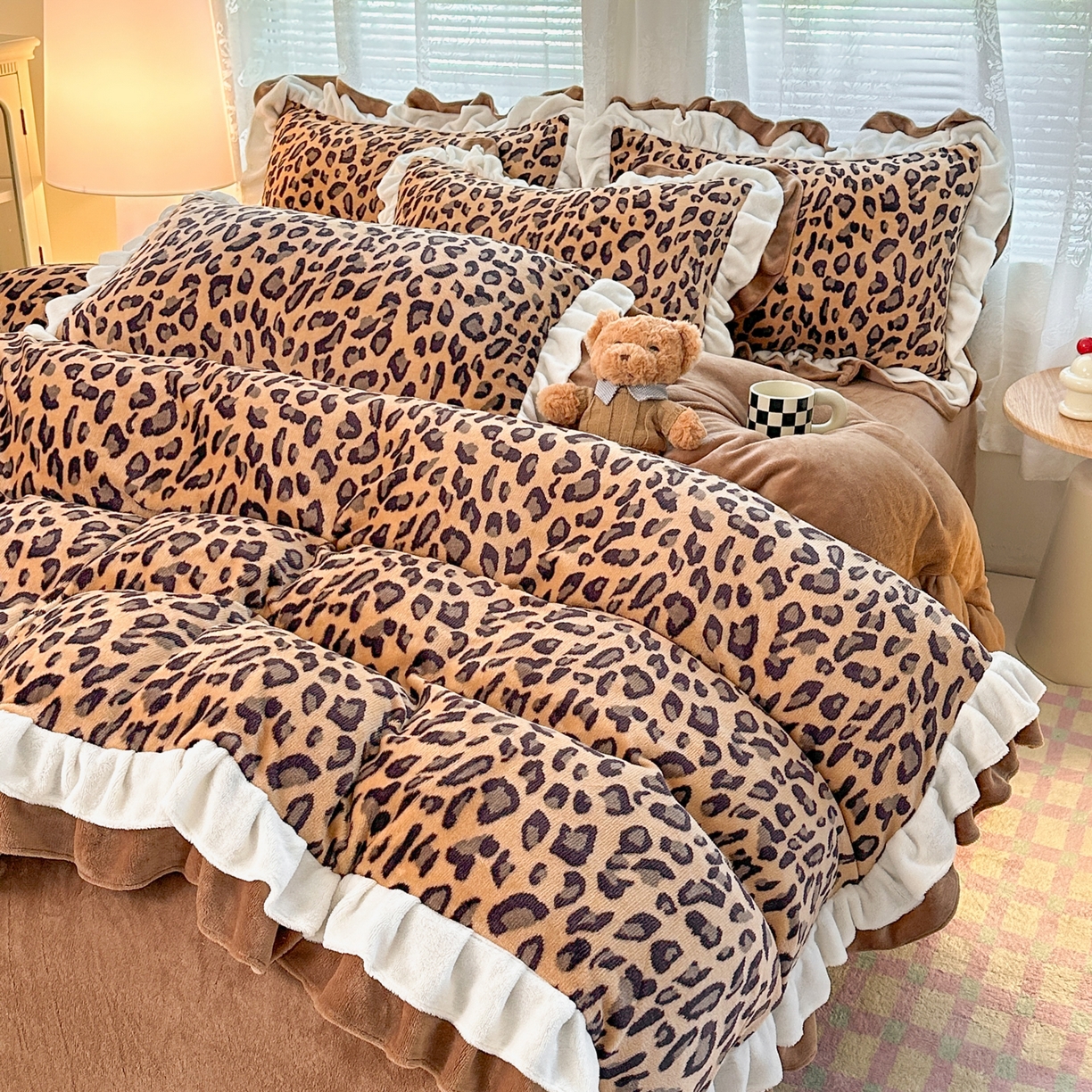 91家纺网 家纺一手货源 找家纺 安哆啦家纺 2025新款小清新双层花边款高克重牛奶绒四件套 时尚豹纹