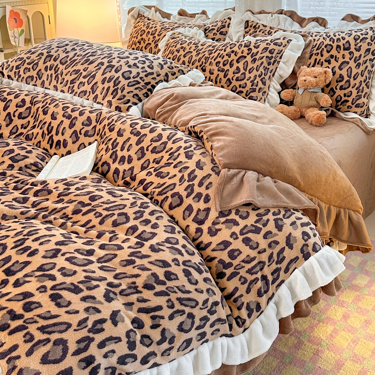 91家纺网 家纺一手货源 找家纺 安哆啦家纺 2025新款小清新双层花边款高克重牛奶绒四件套 时尚豹纹