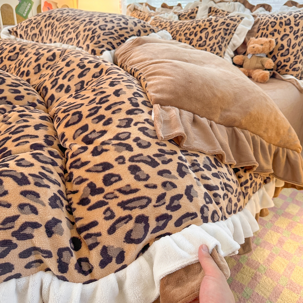 91家纺网 家纺一手货源 找家纺 安哆啦家纺 2025新款小清新双层花边款高克重牛奶绒四件套 时尚豹纹