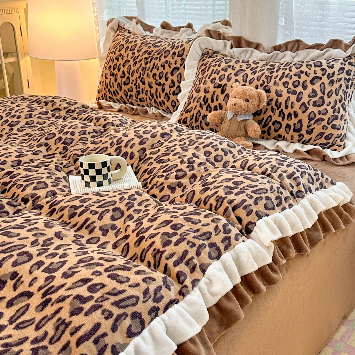 91家纺网 家纺一手货源 找家纺 安哆啦家纺 2025新款小清新双层花边款高克重牛奶绒四件套 时尚豹纹