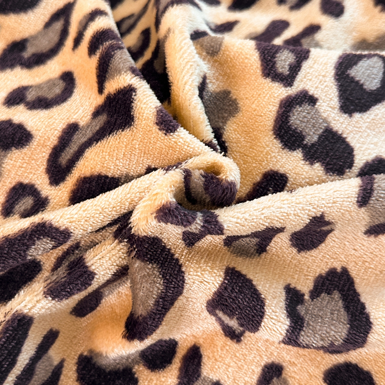 91家纺网 家纺一手货源 找家纺 安哆啦家纺 2025新款小清新双层花边款高克重牛奶绒四件套 时尚豹纹