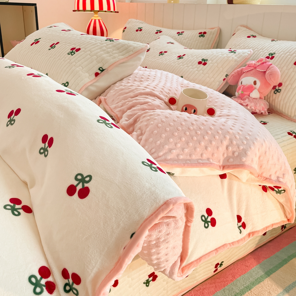 91家纺网 家纺一手货源 找家纺 （总）铺尚美家纺 2025新款高克重牛奶绒豆豆被套床盖悦心系列四件套