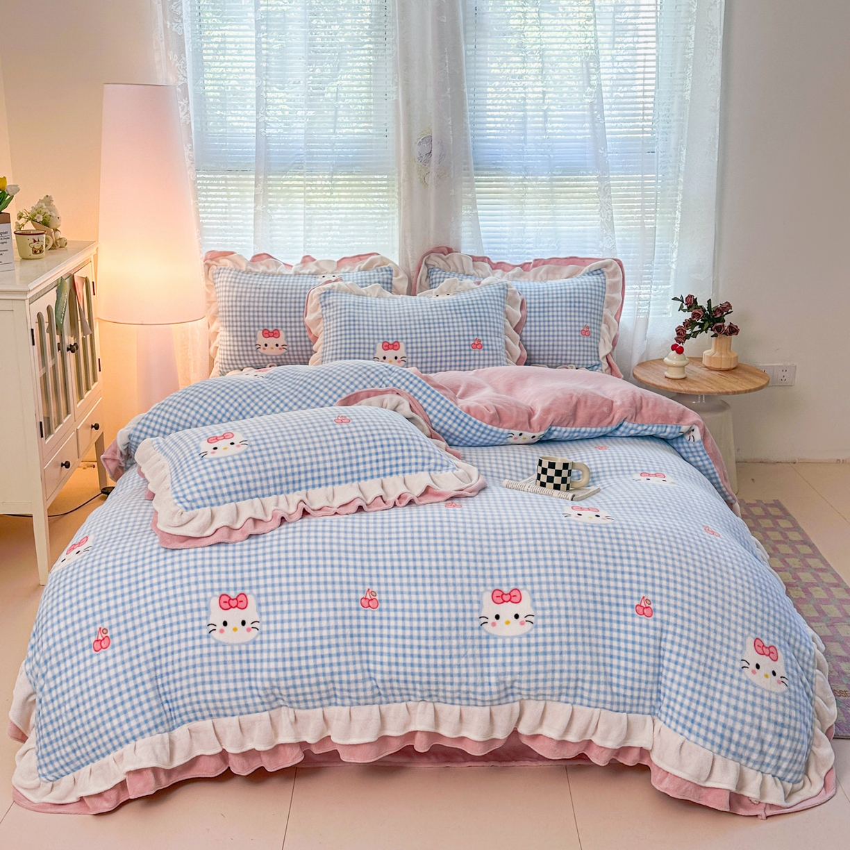 91家纺网 家纺一手货源 找家纺 安哆啦家纺 2025新款小清新双层花边款高克重牛奶绒四件套 条格喵