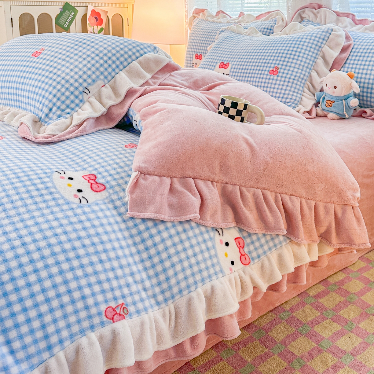 91家纺网 家纺一手货源 找家纺 安哆啦家纺 2025新款小清新双层花边款高克重牛奶绒四件套 条格喵