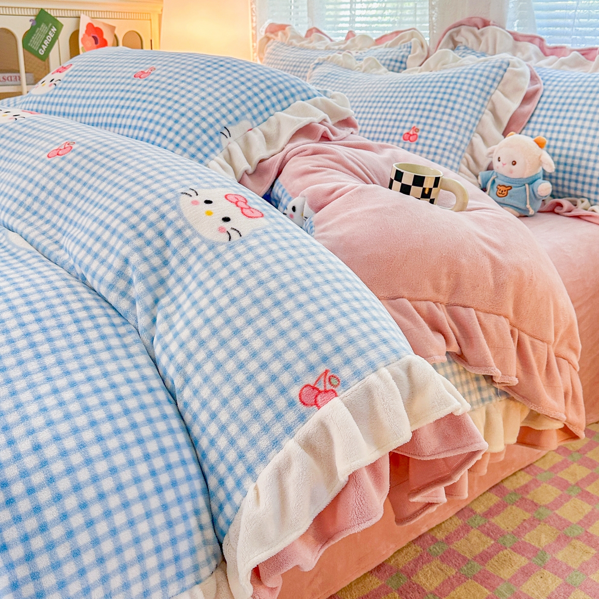 91家纺网 家纺一手货源 找家纺 安哆啦家纺 2025新款小清新双层花边款高克重牛奶绒四件套 条格喵