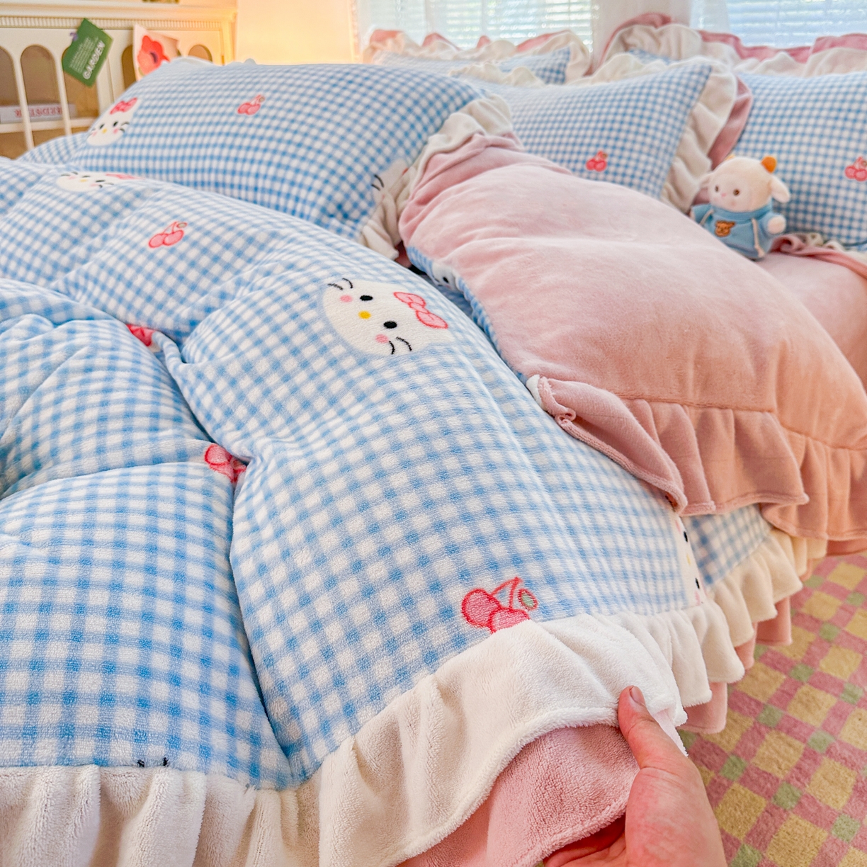 91家纺网 家纺一手货源 找家纺 安哆啦家纺 2025新款小清新双层花边款高克重牛奶绒四件套 条格喵