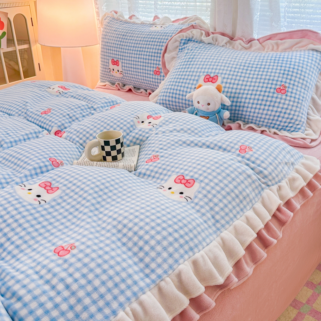 91家纺网 家纺一手货源 找家纺 安哆啦家纺 2025新款小清新双层花边款高克重牛奶绒四件套 条格喵