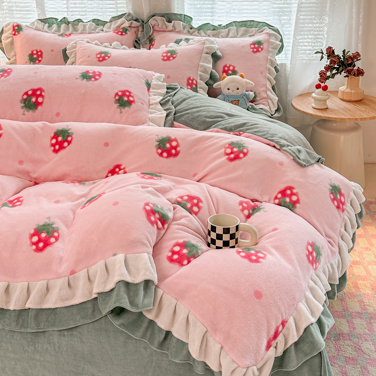安哆啦家纺 2025新款小清新双层花边款高克重牛奶绒四件套 小草莓