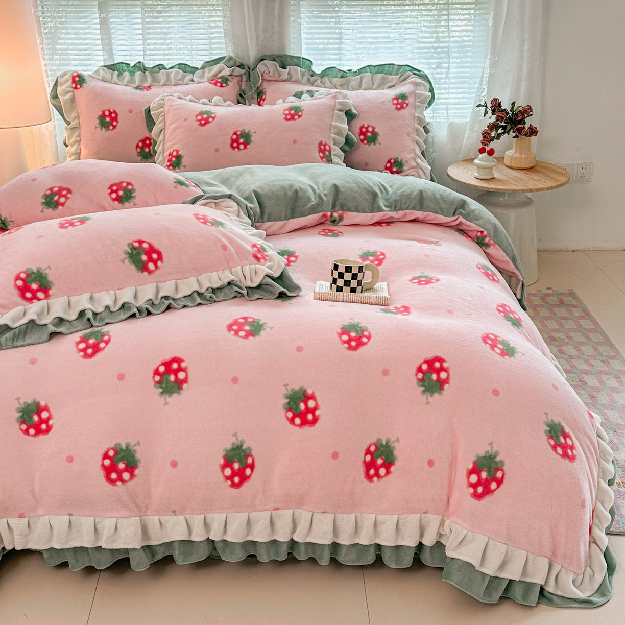 91家纺网 家纺一手货源 找家纺 安哆啦家纺 2025新款小清新双层花边款高克重牛奶绒四件套 小草莓