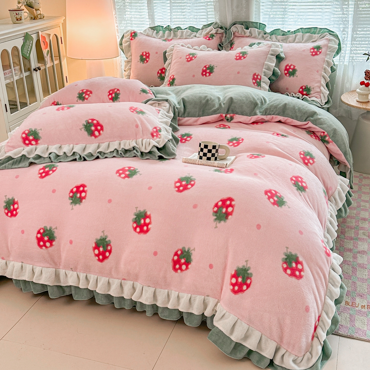 91家纺网 家纺一手货源 找家纺 安哆啦家纺 2025新款小清新双层花边款高克重牛奶绒四件套 小草莓