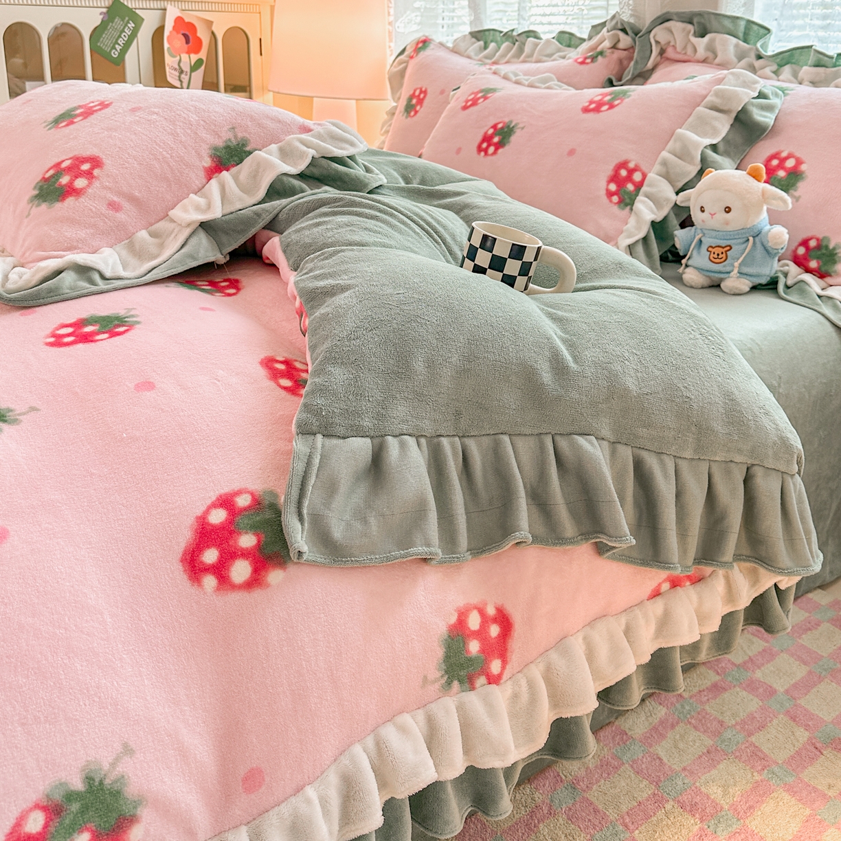 91家纺网 家纺一手货源 找家纺 安哆啦家纺 2025新款小清新双层花边款高克重牛奶绒四件套 小草莓