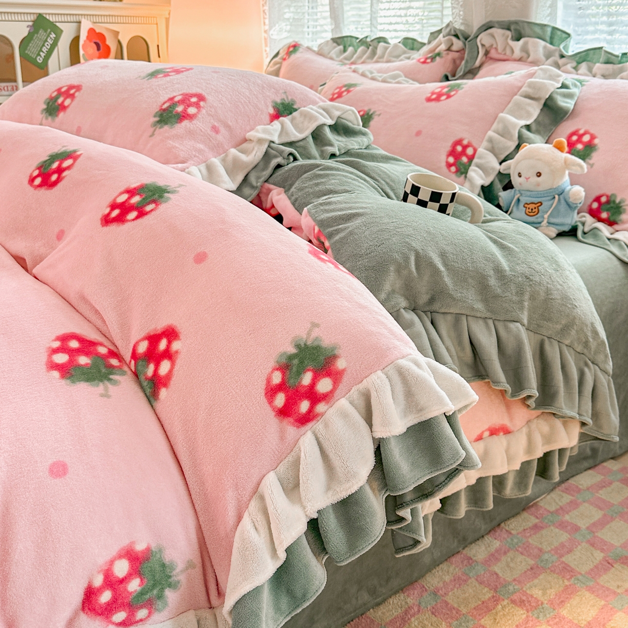 91家纺网 家纺一手货源 找家纺 安哆啦家纺 2025新款小清新双层花边款高克重牛奶绒四件套 小草莓