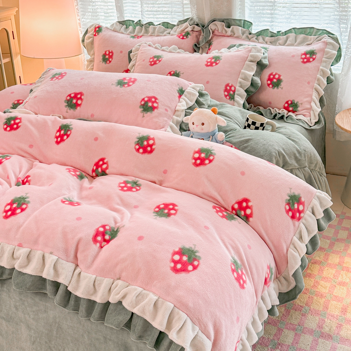 91家纺网 家纺一手货源 找家纺 安哆啦家纺 2025新款小清新双层花边款高克重牛奶绒四件套 小草莓